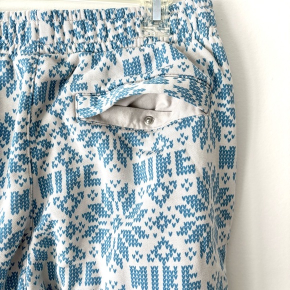 Nike Sportswear Club Fleece Holiday Sweatpants Blue White Snowflakes Jogger - Picture 8 of 10